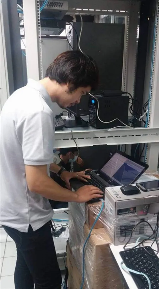 ช่างตั้งค่าอุปกรณ์เครือข่ายในตู้ Rack