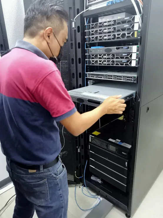 ช่างกำลังติดตั้งอุปกรณ์ในตู้ Rack